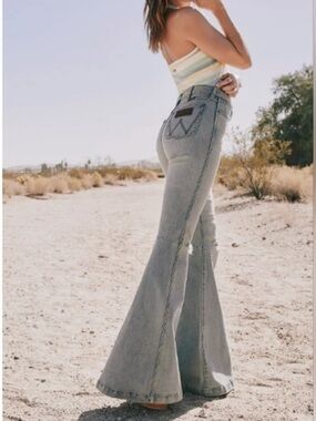 Wrangler Retro Premium High Rise Destructed Trumpet Flare Jean in Aubrey